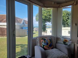 Thorness Bay - 3-bed Cabin - Sleeps 6 - Sea View