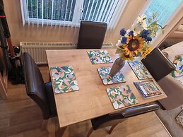 Thorness Bay - 3-bed Cabin - Sleeps 6 - Sea View