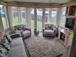 Thorness Bay - 3-bed Cabin - Sleeps 6 - Sea View