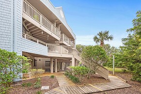 Treetop Beach Condo Sleeps 7!