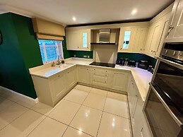 Elegant Retreat: Classic Style and Modern Comfort