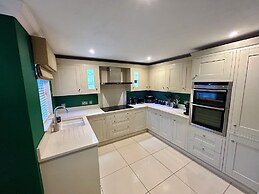 Elegant Retreat: Classic Style and Modern Comfort