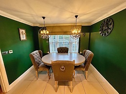 Elegant Retreat: Classic Style and Modern Comfort