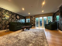 Elegant Retreat: Classic Style and Modern Comfort