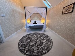 Elegant Retreat: Classic Style and Modern Comfort