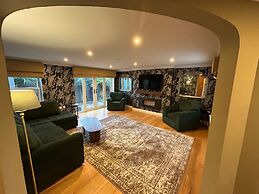 Elegant Retreat: Classic Style and Modern Comfort