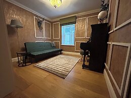 Elegant Retreat: Classic Style and Modern Comfort