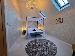 Elegant Retreat: Classic Style and Modern Comfort