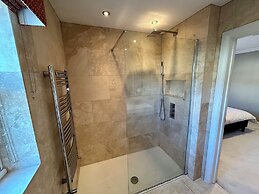 Elegant Retreat: Classic Style and Modern Comfort