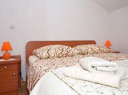 Bright Kaštela Apartment With Balcony and Private Parking