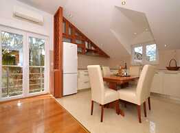 Bright Kaštela Apartment With Balcony and Private Parking