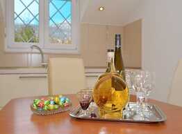 Bright Kaštela Apartment With Balcony and Private Parking