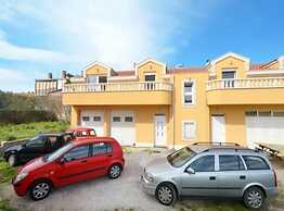 Bright Kaštela Apartment With Balcony and Private Parking