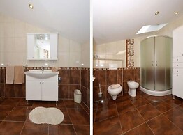 Bright Kaštela Apartment With Balcony and Private Parking