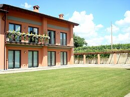 Cosy Apartment in Iseo With Pool