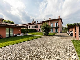 Cosy Apartment in Iseo With Pool