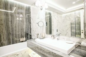 Tresor Le Palais Timisoara, Curio Collection By Hilton