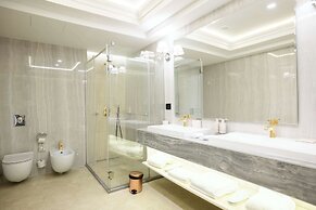Tresor Le Palais Timisoara, Curio Collection By Hilton