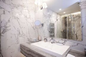 Tresor Le Palais Timisoara, Curio Collection By Hilton