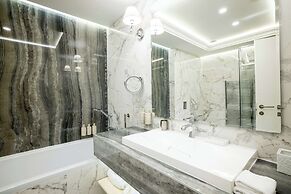 Tresor Le Palais Timisoara, Curio Collection By Hilton