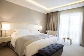 Tresor Le Palais Timisoara, Curio Collection By Hilton