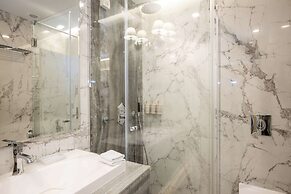Tresor Le Palais Timisoara, Curio Collection By Hilton