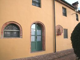 Apartment in Guasticce With Shared Pool