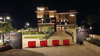 Krishna Courtyard Hotel And Convention