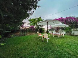 Les Bougainvilliers GuestHouse by Hansa