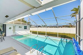 4 Mi to Lakes Park: Family Home in Fort Myers!