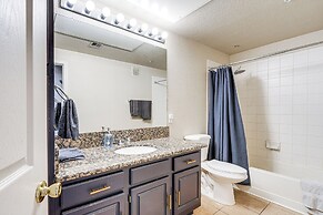 Walk to Papago Park: Condo in Phoenix