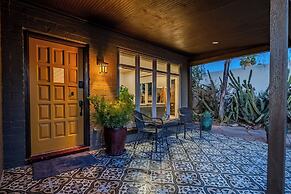 Gazebo, Patios & Grill: Colorful Tucson Retreat!