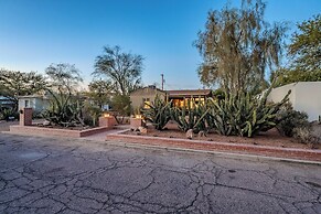 Gazebo, Patios & Grill: Colorful Tucson Retreat!