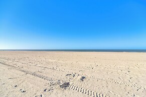 Short Walk to Bay & Ocean: Treasure Island Condo