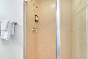 Short Walk to Bay & Ocean: Treasure Island Condo