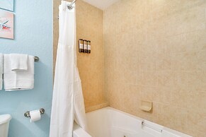 Short Walk to Bay & Ocean: Treasure Island Condo