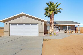12 Mi to Joshua Tree NP: Desert Retreat w/ Views!