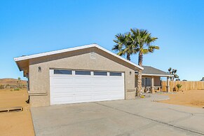 12 Mi to Joshua Tree NP: Desert Retreat w/ Views!
