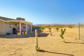 12 Mi to Joshua Tree NP: Desert Retreat w/ Views!