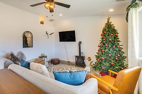 12 Mi to Joshua Tree NP: Desert Retreat w/ Views!