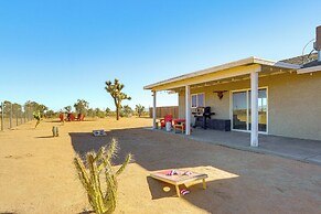 12 Mi to Joshua Tree NP: Desert Retreat w/ Views!