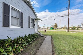 4 Mi to Baton Rouge: Charming Duplex Apartment