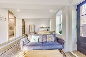 Walk to Waterfront: Chic Hudson Valley Garden Apt