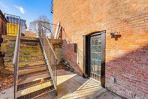 Walk to Waterfront: Chic Hudson Valley Garden Apt