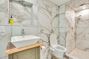 Walk to Waterfront: Chic Hudson Valley Garden Apt