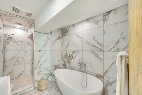 Walk to Waterfront: Chic Hudson Valley Garden Apt