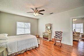 4 Miles to Lake Jacksboro: Cozy Texas Cottage