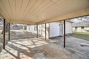 4 Miles to Lake Jacksboro: Cozy Texas Cottage