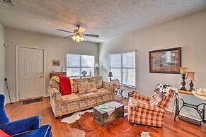 4 Miles to Lake Jacksboro: Cozy Texas Cottage