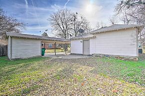 4 Miles to Lake Jacksboro: Cozy Texas Cottage